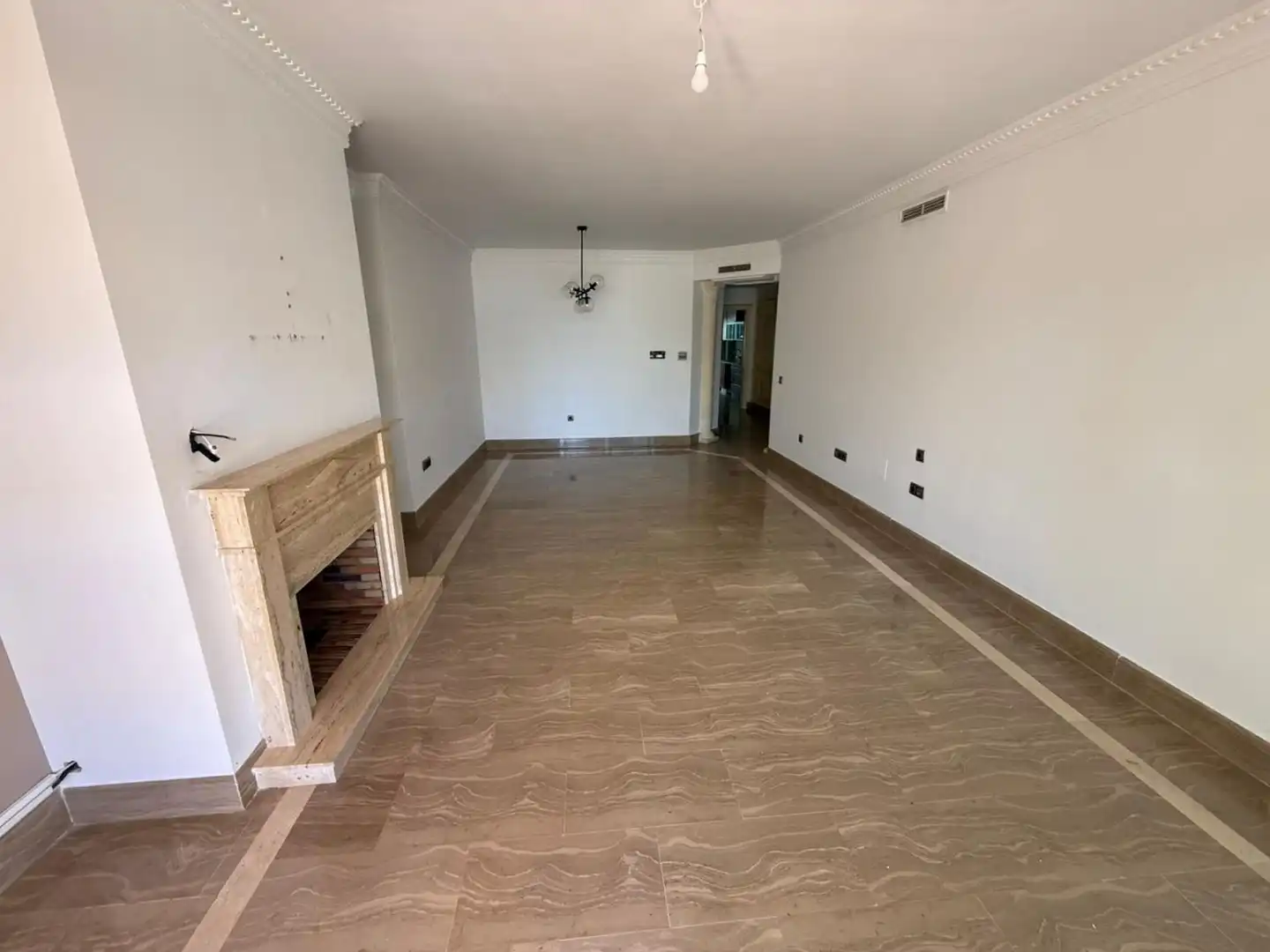 Sala de estar de Piso en venta en Marbella con Calefacción, Terraza y Piscina comunitaria