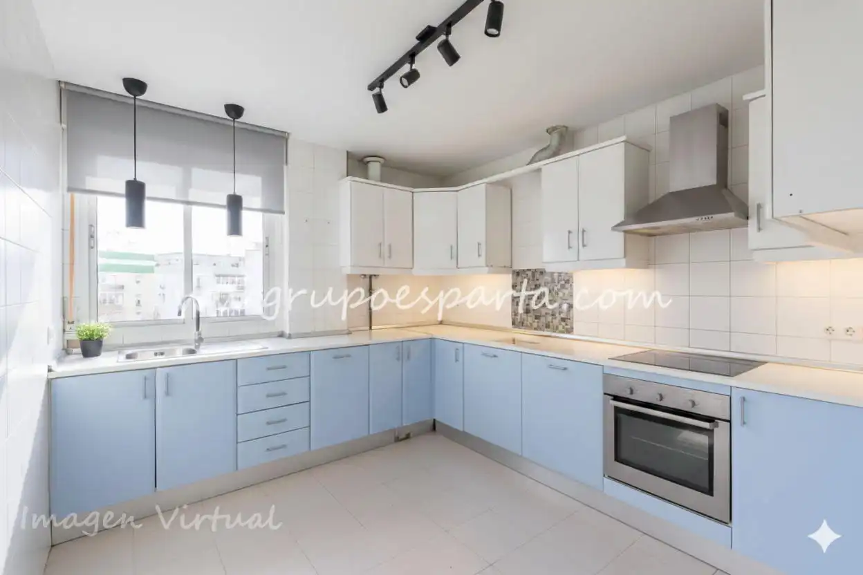 Kitchen of Flat for sale in Sevilla  with Air Conditioner and Balcony