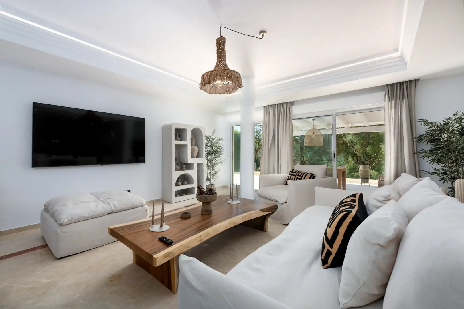 Wohnzimmer von Erdgeschoss zum Verkauf in Sotogrande mit Klimaanlage, Privatgarten und Terrasse