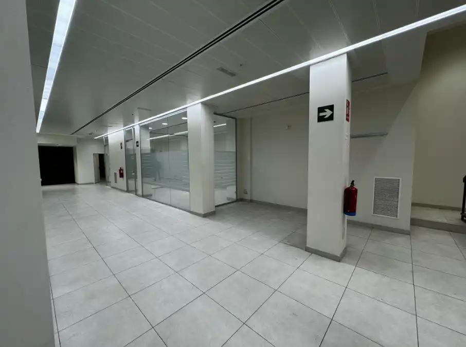 Local de lloguer en Madrid amb Aire condicionat, Calefacció i Moblat