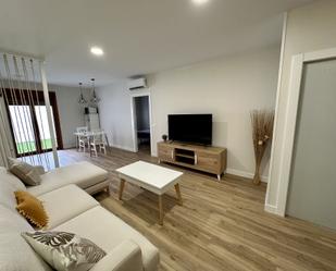 Sala d'estar de Casa o xalet en venda en Malpartida de Plasencia amb Aire condicionat i Moblat