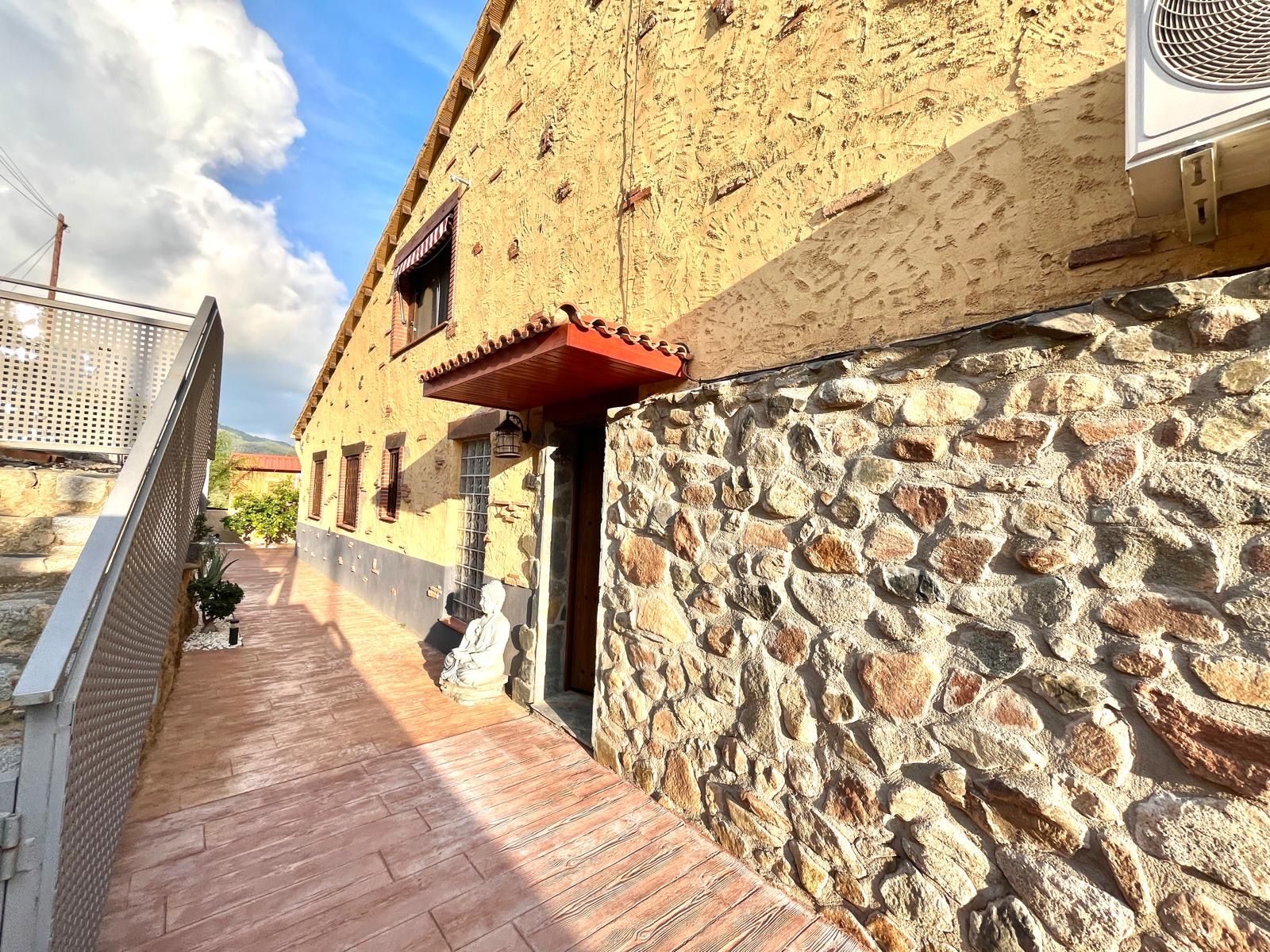 Vista exterior de Casa o xalet en venda en Maspujols amb Aire condicionat, Jardí privat i Parquet