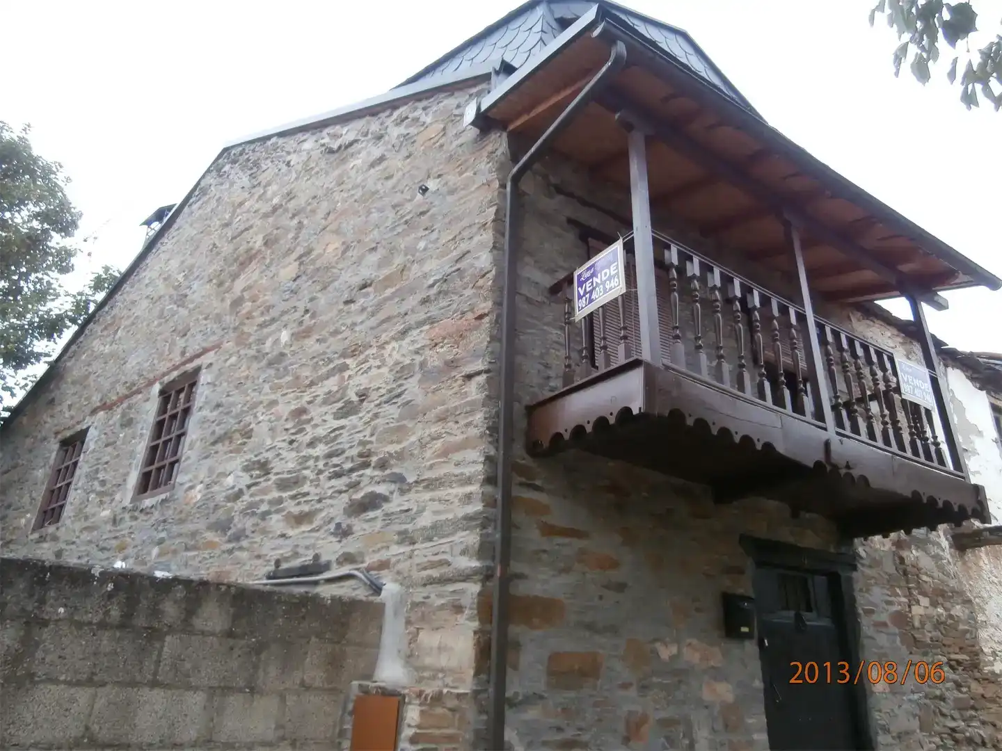 Vista exterior de Casa o xalet en venda en Ponferrada amb Parquet, TV i Balcó