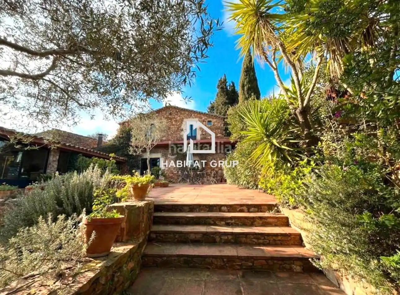 Vista exterior de Casa o chalet en venta en Mont-ras con Calefacción, Jardín privado y Terraza