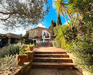 Vista exterior de Casa o xalet en venda en Mont-ras amb Calefacció, Jardí privat i Terrassa