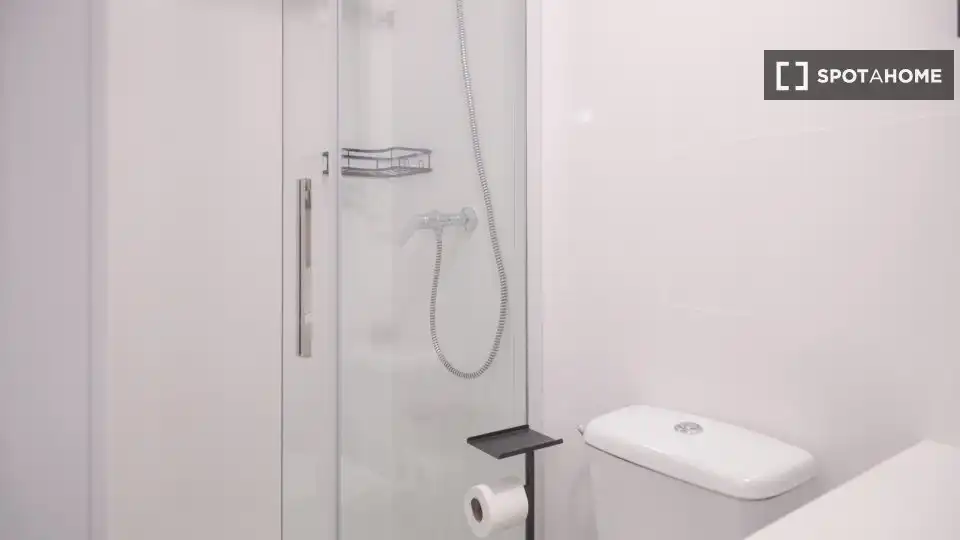 Baño de Piso de alquiler en Madrid con Aire acondicionado, Calefacción y Amueblado