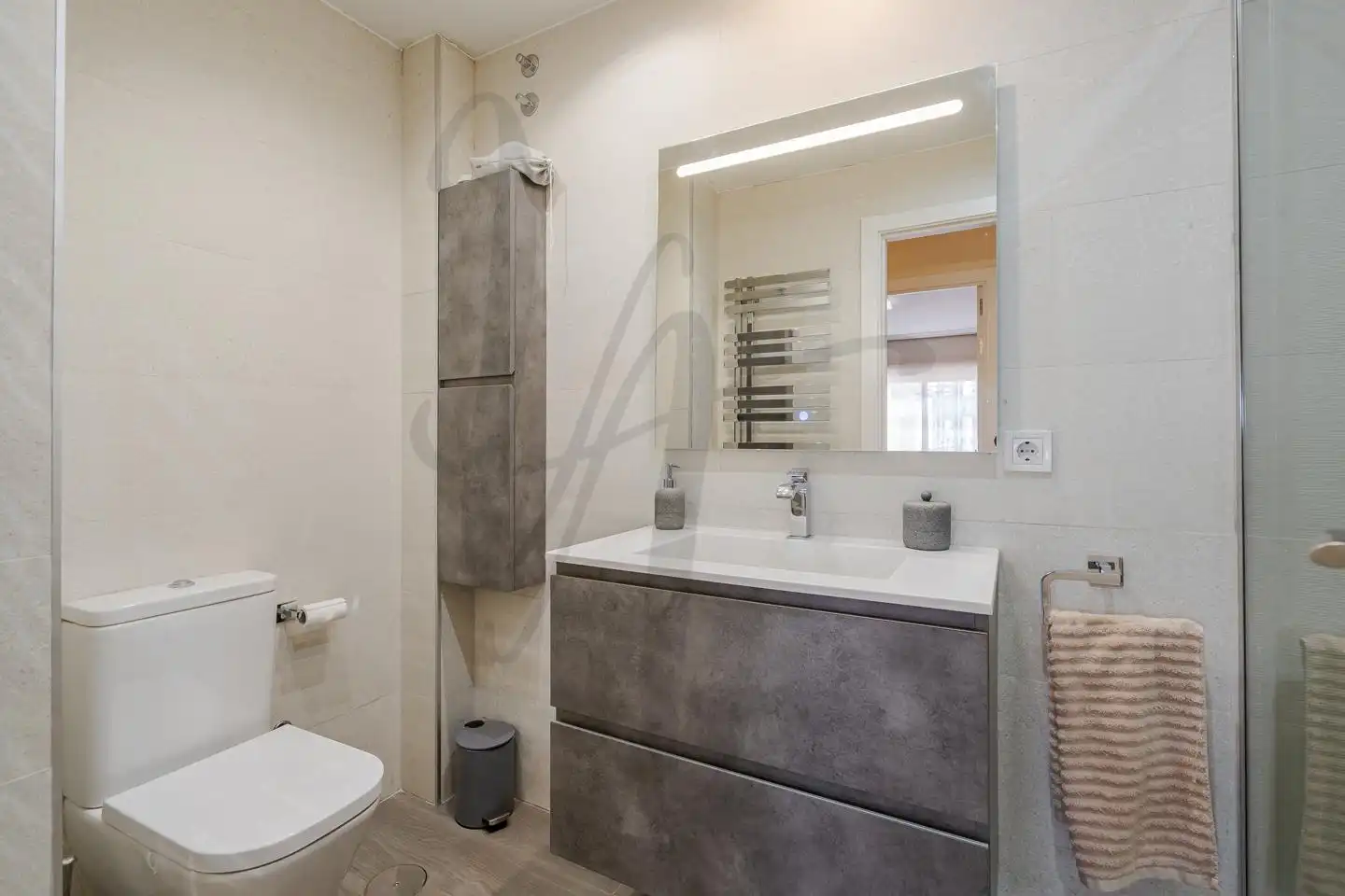 Badezimmer von Wohnung zum Verkauf in Madrid mit Klimaanlage, Heizung und Parkett