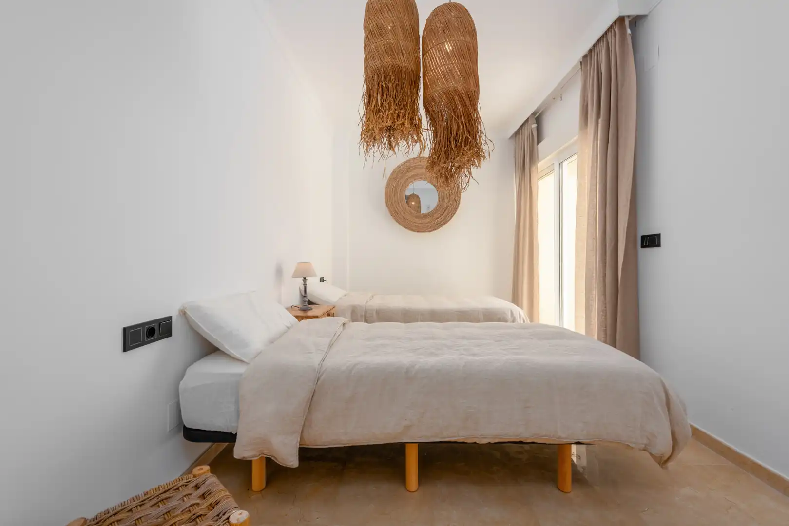 Schlafzimmer von Erdgeschoss zum Verkauf in Sotogrande mit Klimaanlage, Privatgarten und Terrasse
