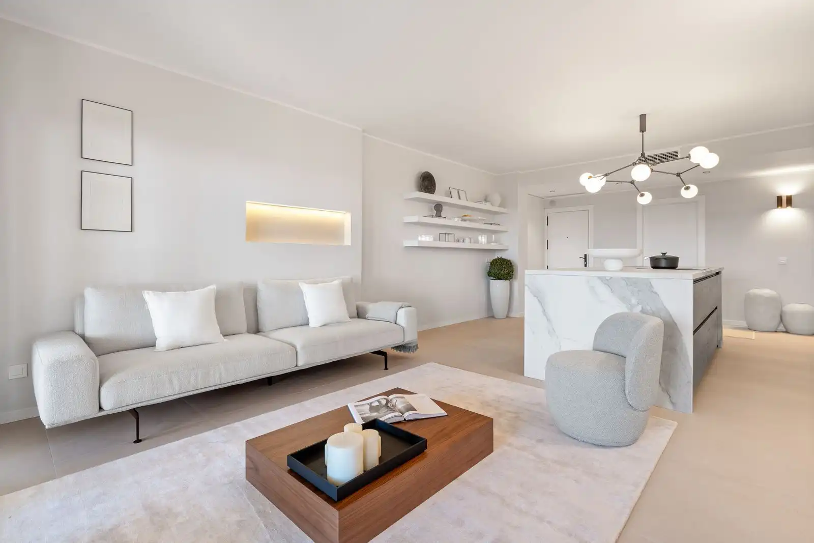 Sala de estar de Apartamento en venta en Marbella con Terraza, Amueblado y Piscina comunitaria