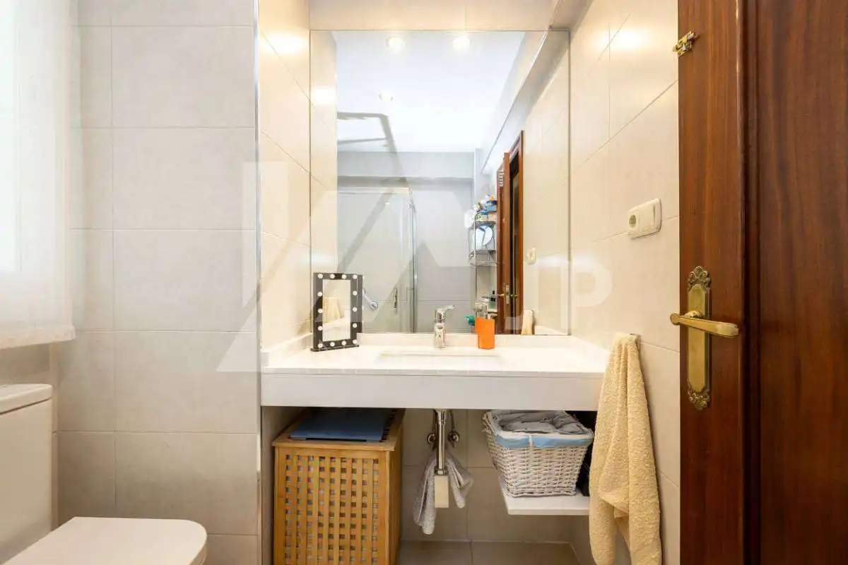Badezimmer von Wohnung zum Verkauf in Granada mit Klimaanlage, Heizung und Terrasse