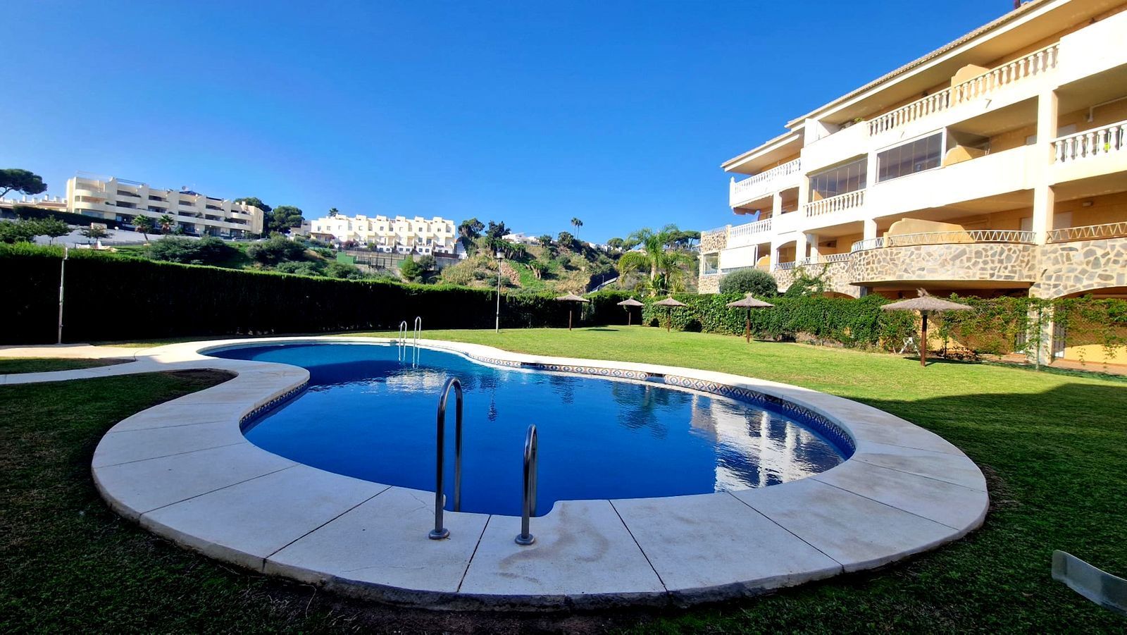 Piscina de Planta baixa en venda en Fuengirola amb Aire condicionat, Jardí privat i Terrassa