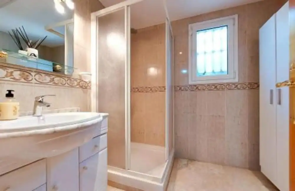 Bany de Dúplex de lloguer en Marbella amb Aire condicionat, Terrassa i Piscina