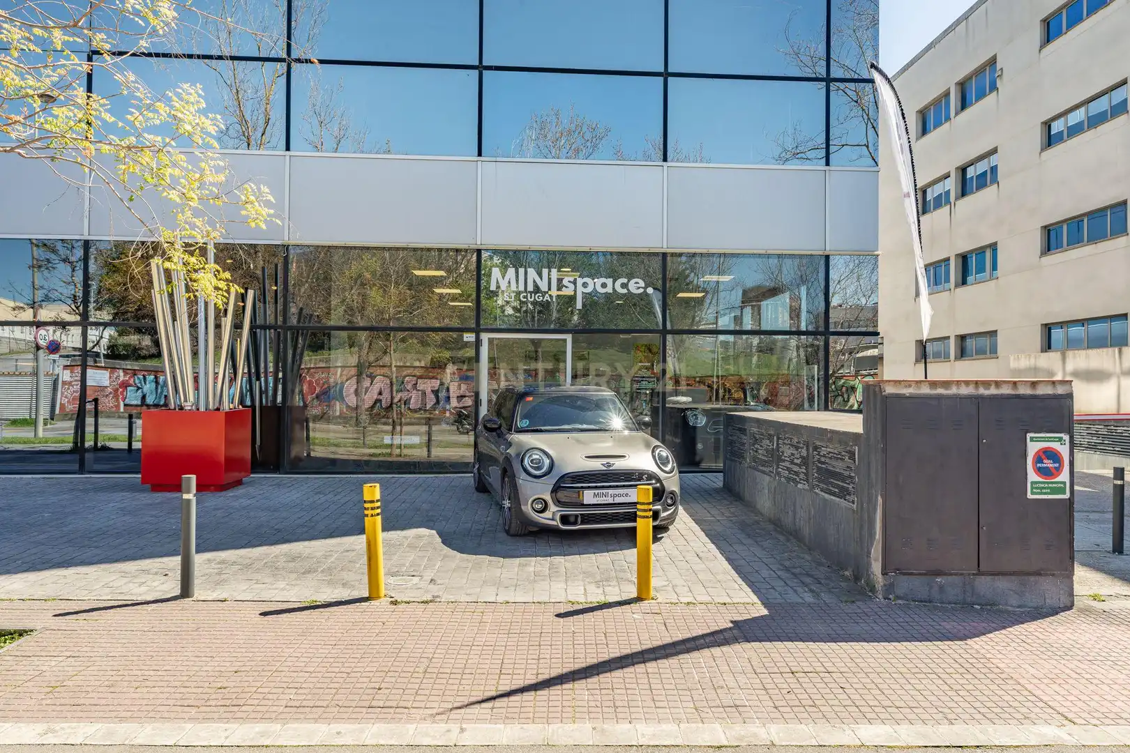 Vista exterior de Local en venta en Sant Cugat del Vallès