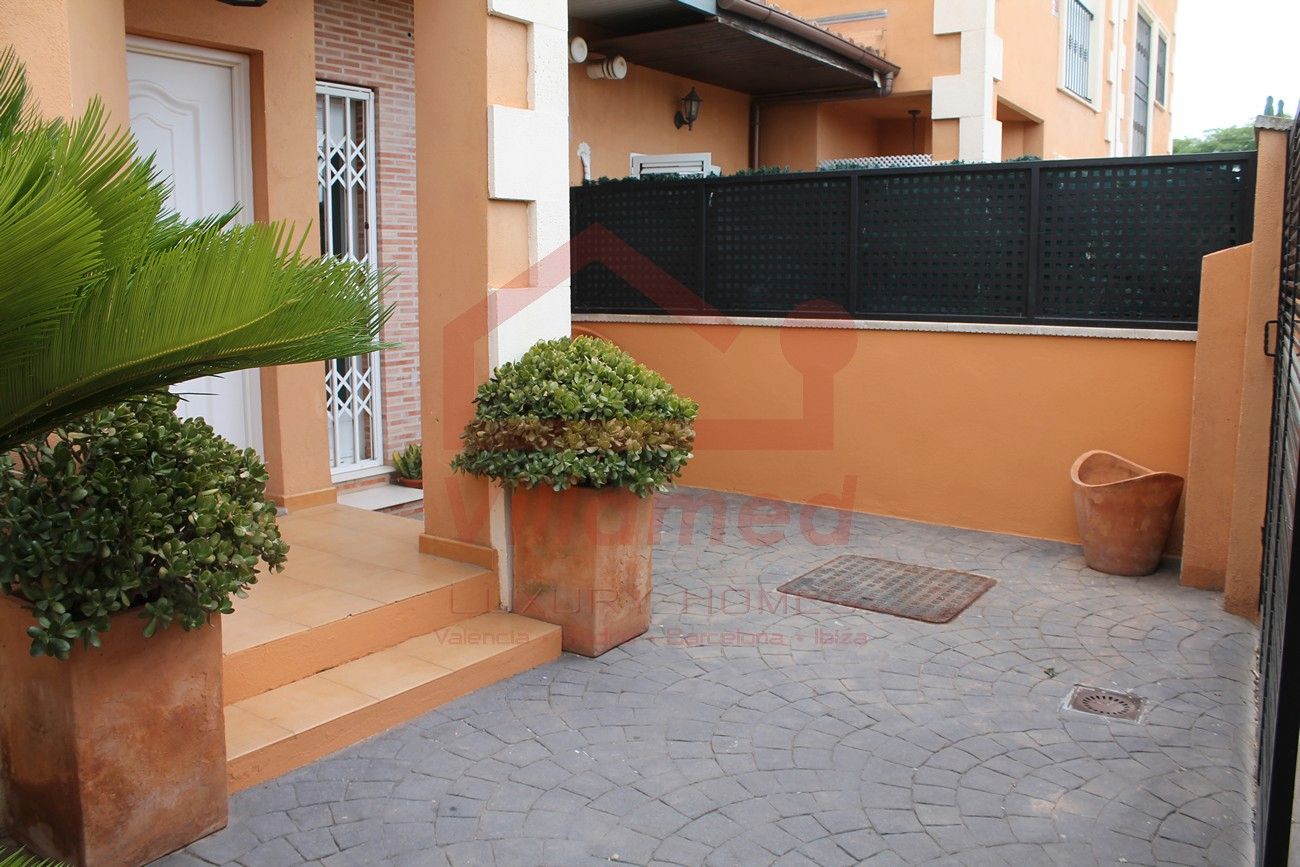 Vista exterior de Casa adosada en venda en La Pobla de Vallbona amb Aire condicionat, Calefacció i Jardí privat