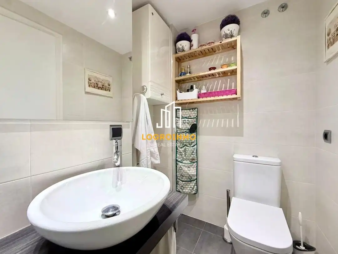Bathroom of Flat for sale in  Logroño  with Air Conditioner, Heating and Parquet flooring