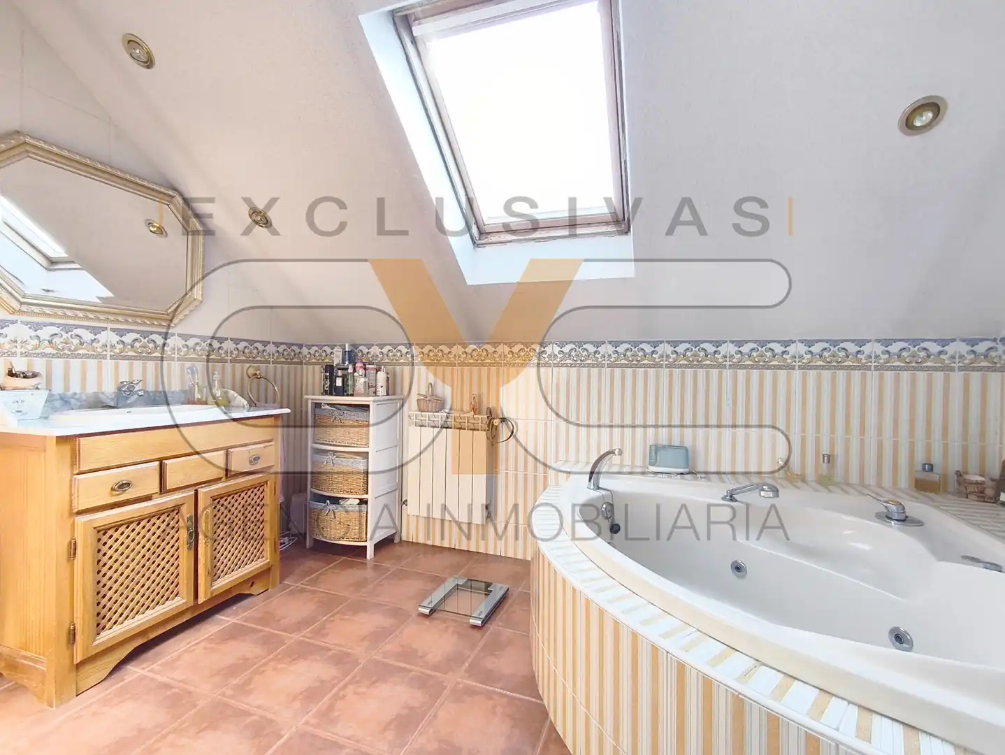 Baño de Casa adosada en venta en Serranillos del Valle con Aire acondicionado, Calefacción y Jardín privado