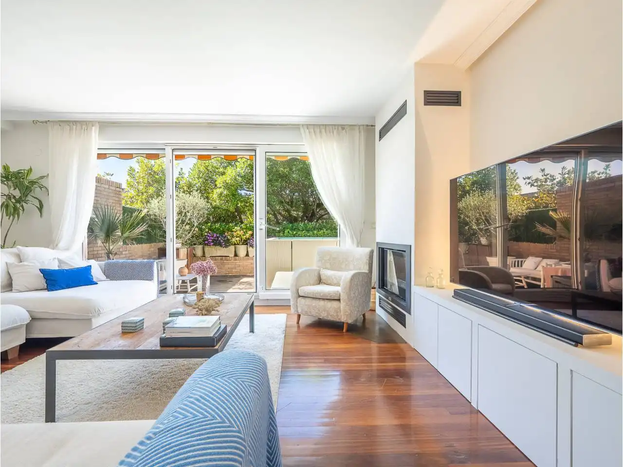Casa con piscina en venta en Calle Arturo Campión 40, imagen 7