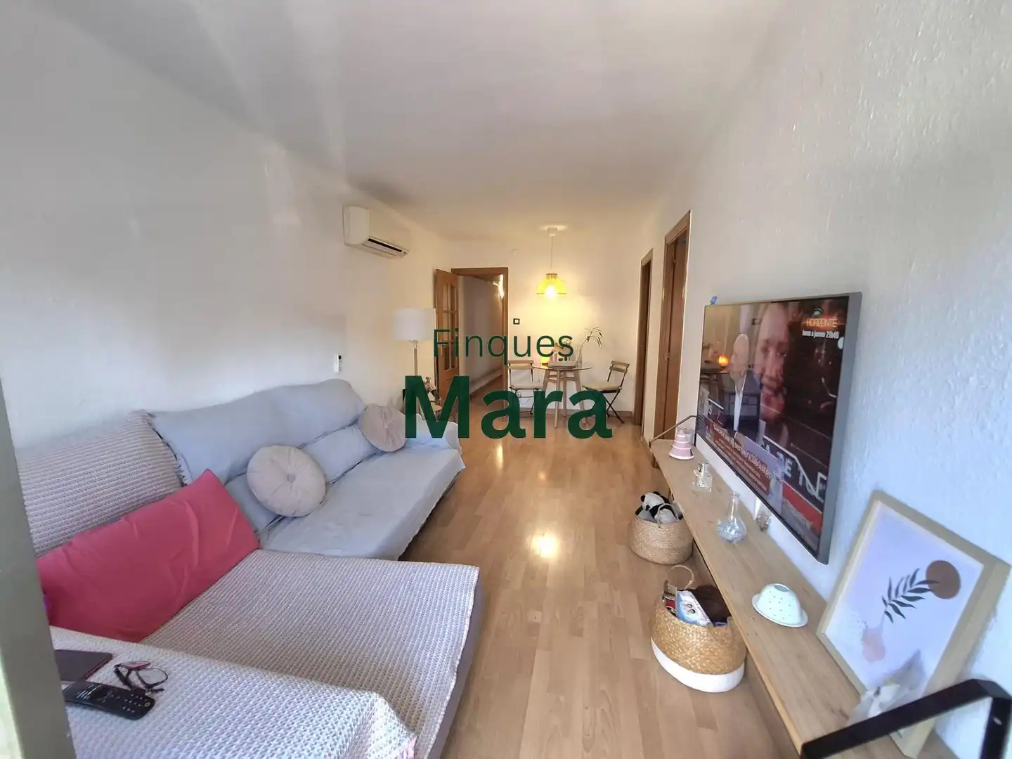 Sala de estar de Piso en venta en Sant Boi de Llobregat con Aire acondicionado, Parquet y Balcón