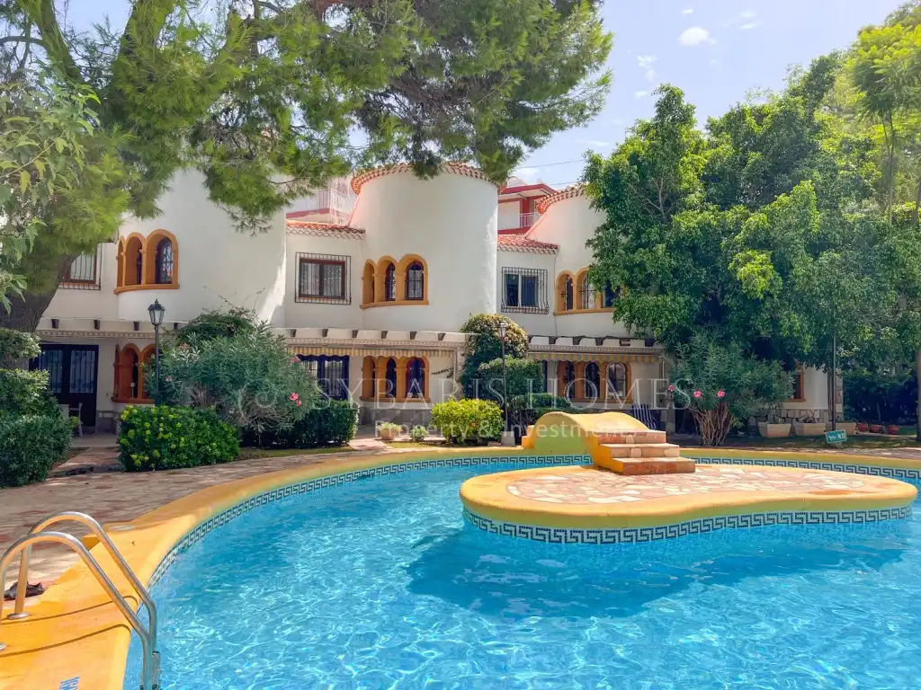 Außenansicht von Einfamilien-Reihenhaus zum Verkauf in Dénia mit Klimaanlage und Gemeinschaftspool