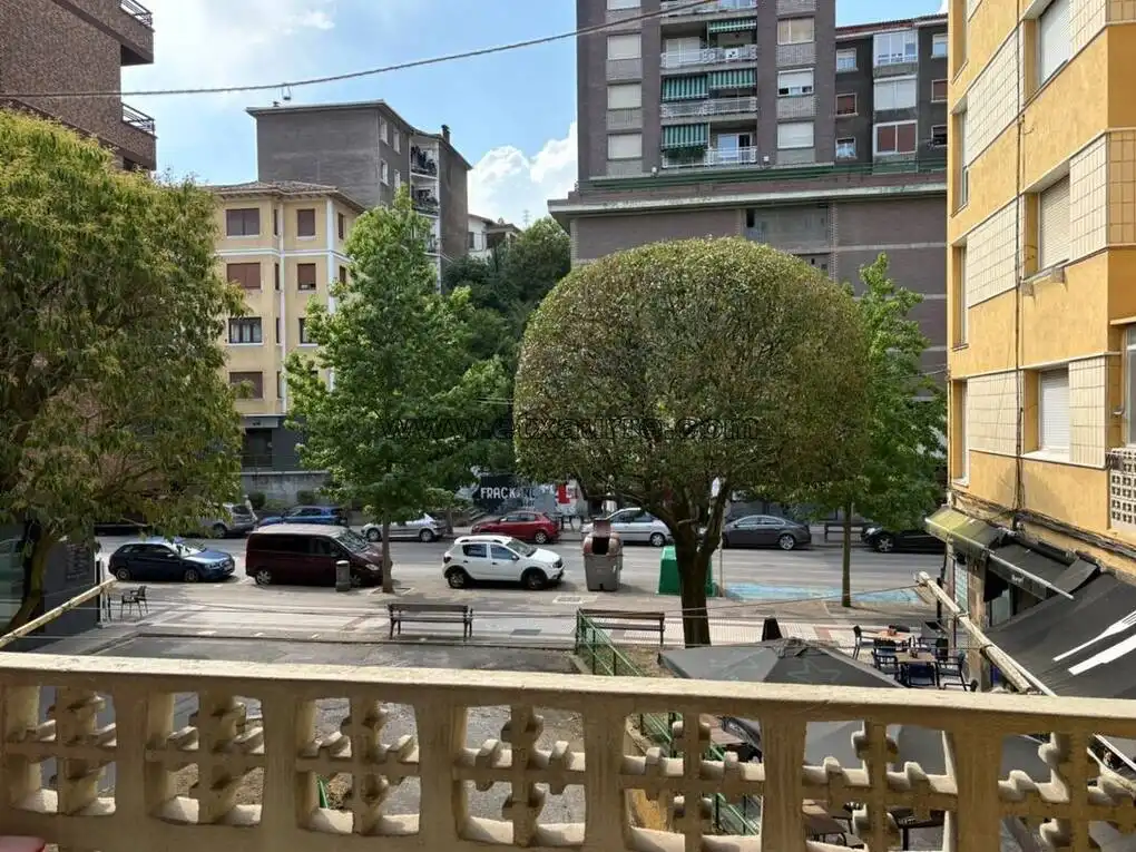 Vista exterior de Piso en venta en Laudio / Llodio con Calefacción, Amueblado y Balcón