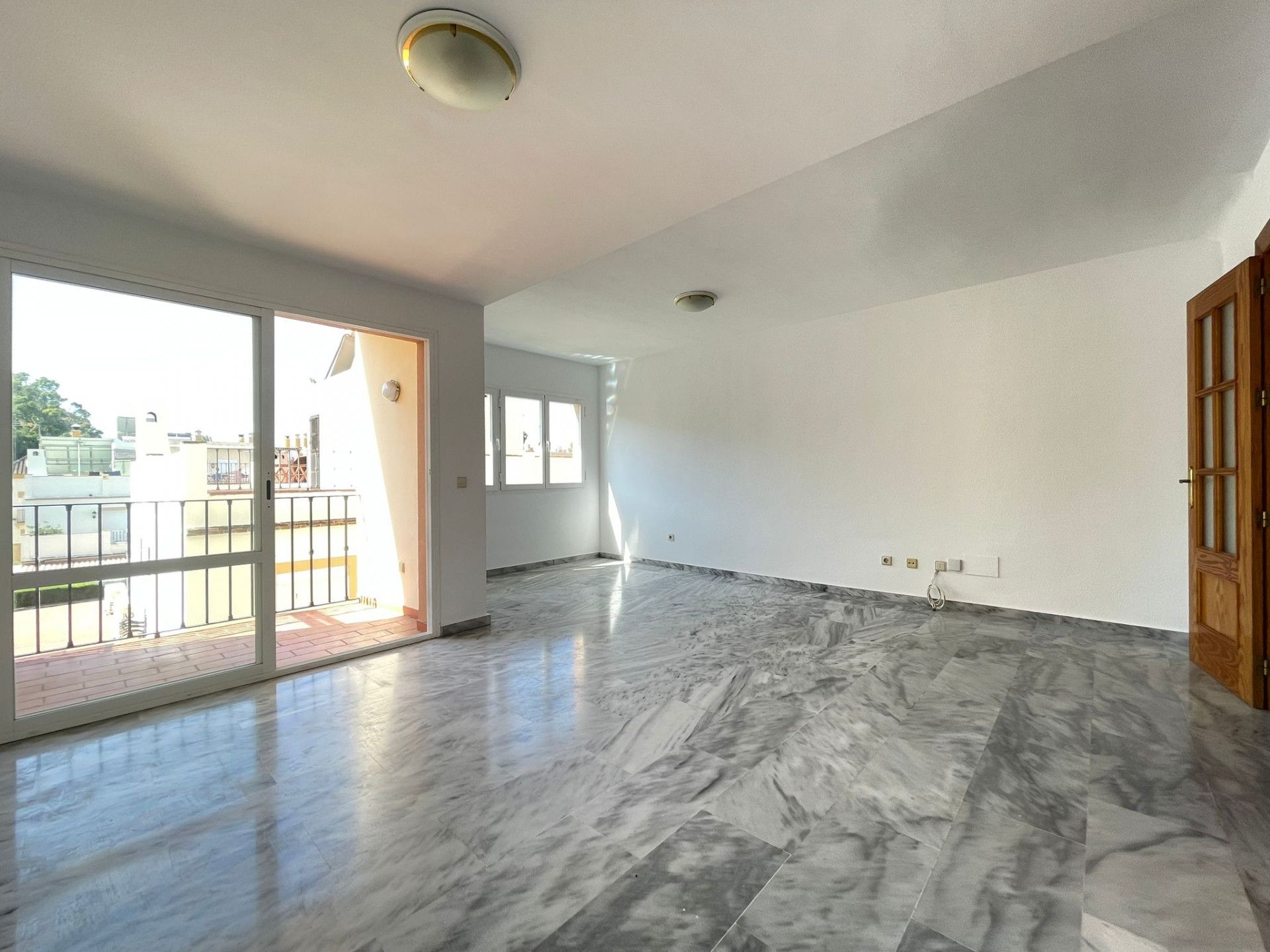 Vista exterior de Dúplex en venda en Estepona amb Terrassa, Piscina i Piscina comunitària