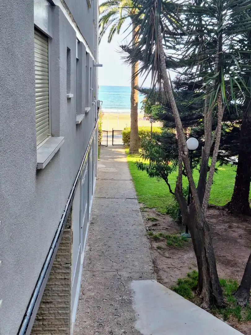 Vista exterior de Apartament en venda en Benicasim / Benicàssim amb Jardí privat, Terrassa i Moblat