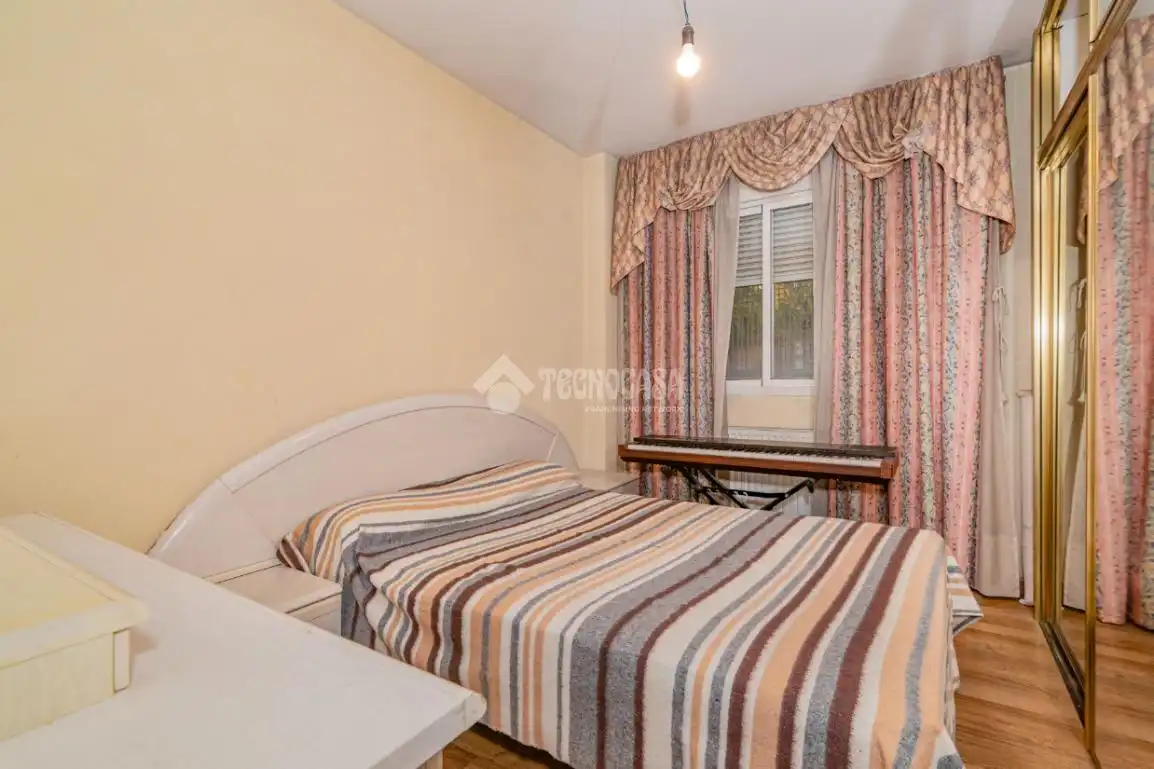 Habitación de Piso en venta en Granada con Calefacción