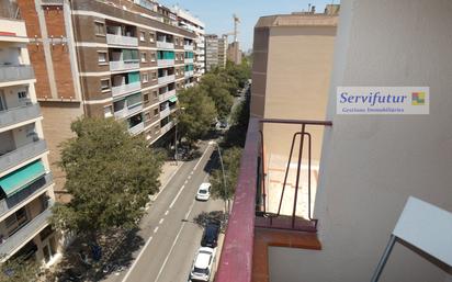 Außenansicht von Wohnung zum verkauf in  Barcelona Capital mit Balkon