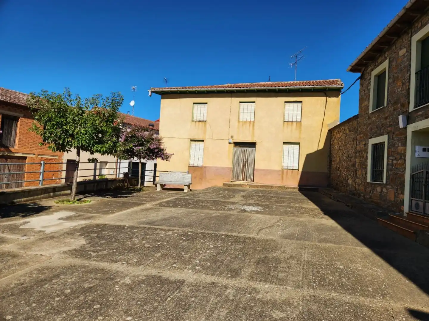 Vista exterior de Casa o xalet en venda en Ayoó de Vidriales amb Terrassa
