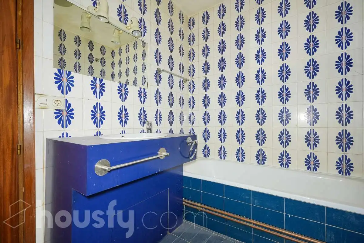 Baño de Apartamento en venta en Madrid con Calefacción, Terraza y Piscina comunitaria