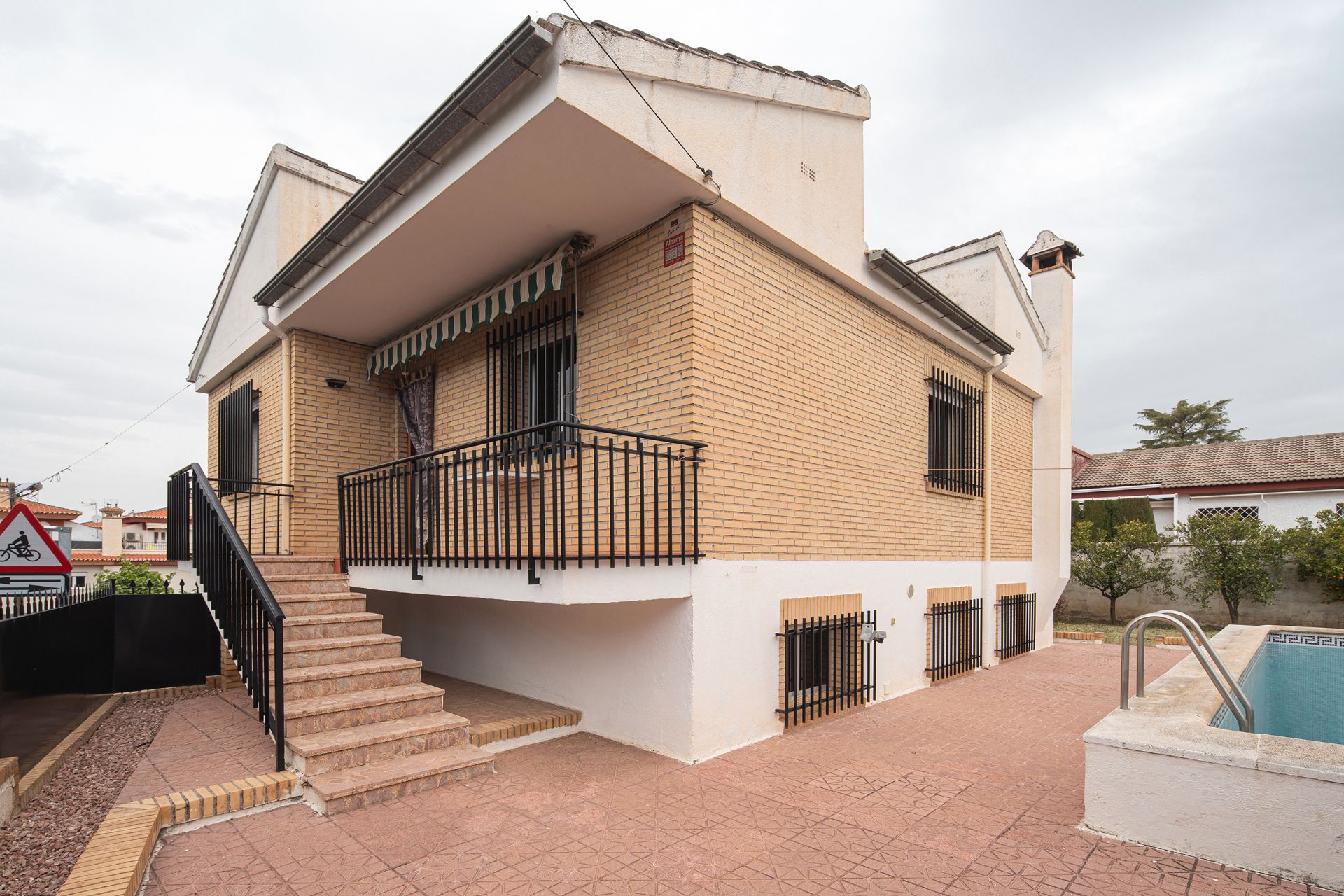 Vista exterior de Casa o xalet en venda en Cájar amb Aire condicionat, Calefacció i Jardí privat