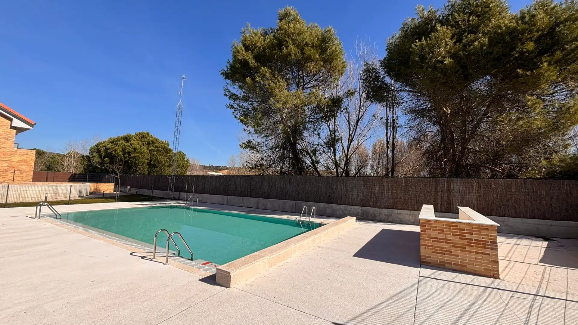 Piscina de Casa adosada de lloguer en San Agustín del Guadalix amb Calefacció, Jardí privat i Terrassa