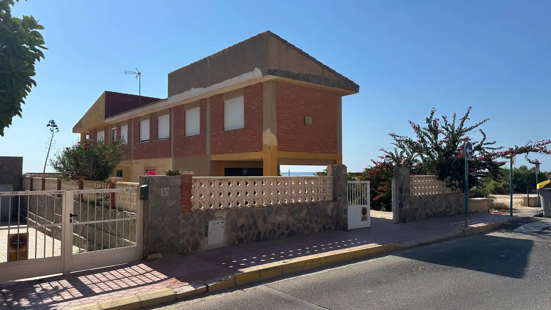 Vista exterior de Casa o xalet en venda en Guardamar del Segura amb Aire condicionat, Terrassa i Traster