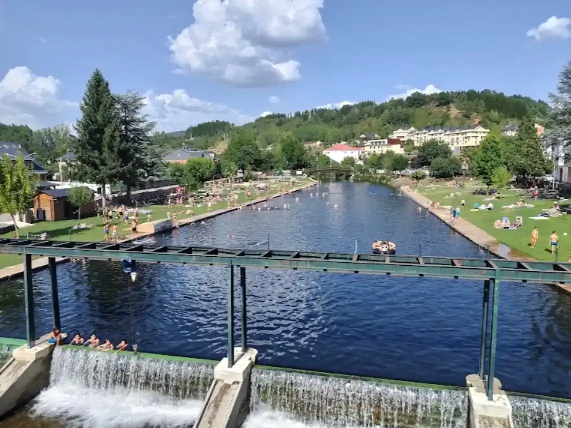 Piscina de Pis en venda en Vega de Espinareda amb Balcó