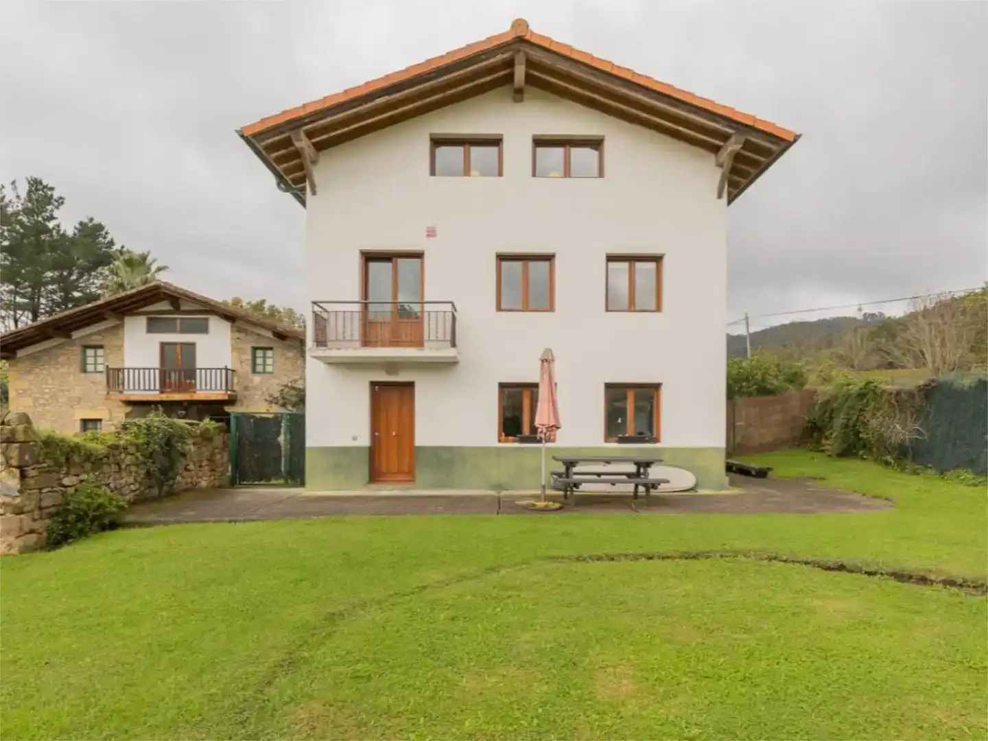 Vista exterior de Casa adosada en venda en Lezama amb Jardí privat i Balcó