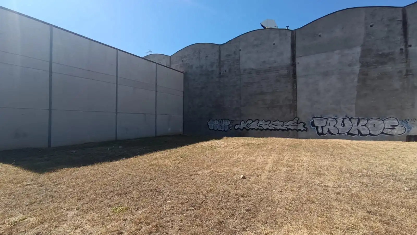 Vista exterior de Terreny industrial en venda en Torrejón de Ardoz