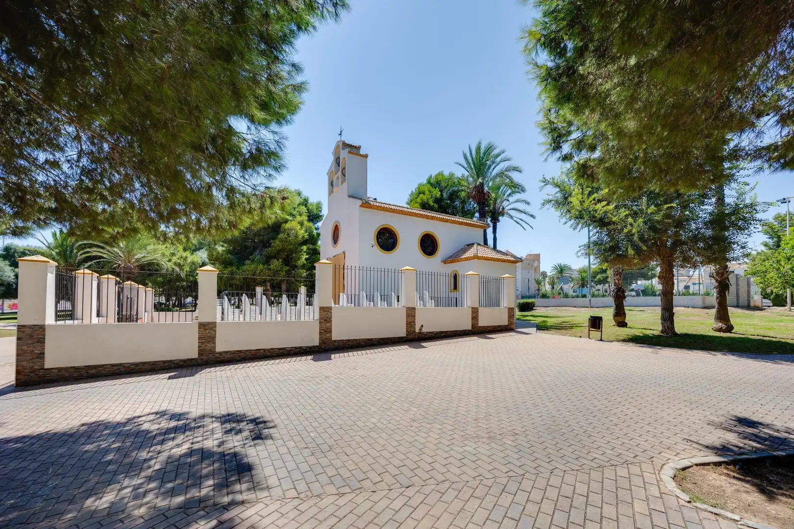 Vista exterior de Casa o xalet en venda en Torrevieja amb Aire condicionat, Jardí privat i Terrassa