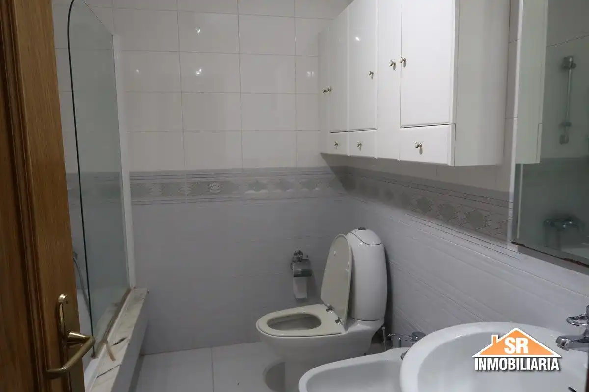 Baño de Casa adosada de alquiler en Sada (A Coruña) con Calefacción, Parquet y Terraza