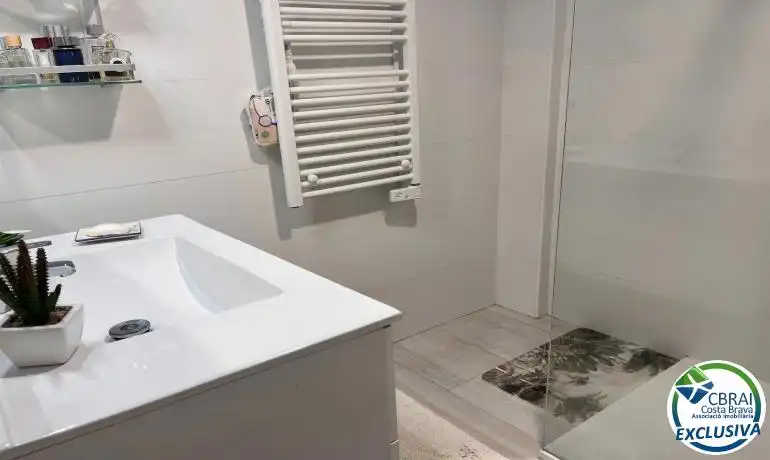Bany de Apartament en venda en Empuriabrava amb Aire condicionat, Calefacció i Moblat