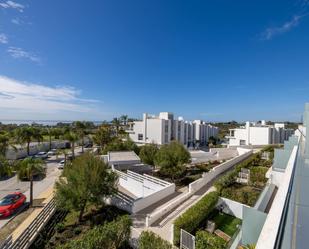 Vista exterior de Àtic en venda en Benahavís amb Aire condicionat i Terrassa