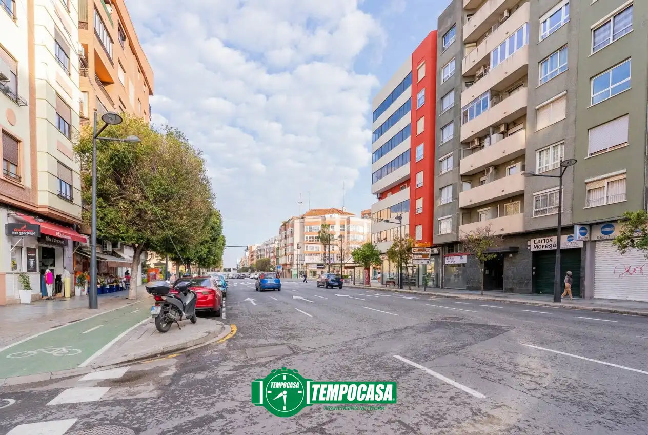 Außenansicht von Wohnung zum Verkauf in Valencia mit Klimaanlage und Balkon
