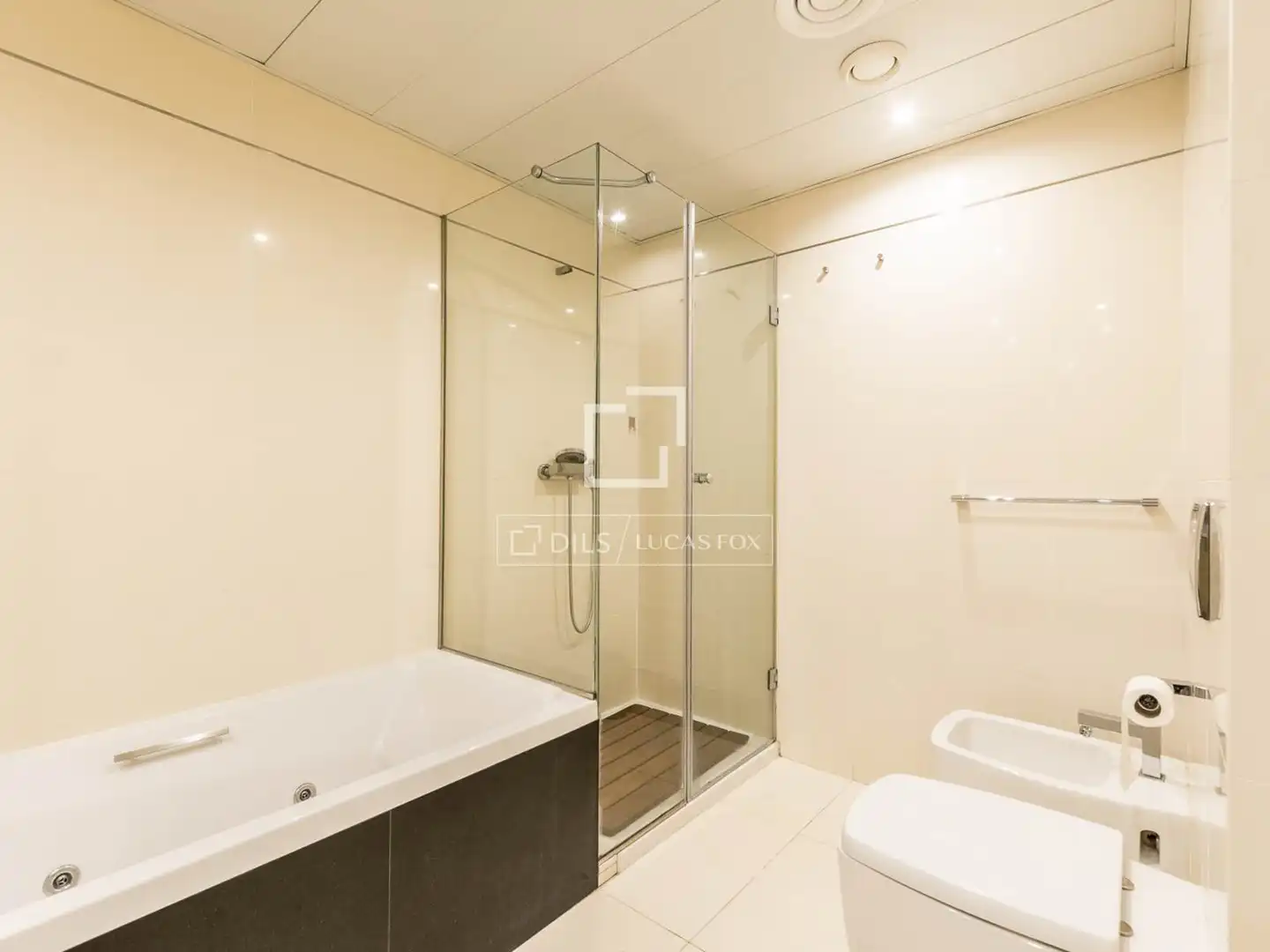 Baño de Piso en venta en Barcelona con Aire acondicionado, Calefacción y Jardín privado
