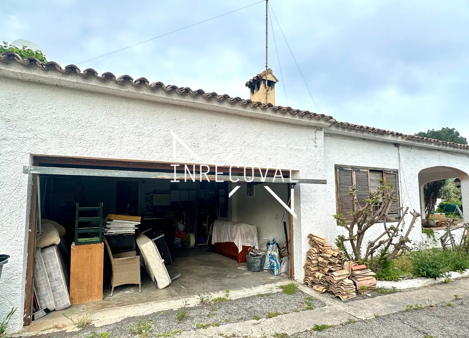 Außenansicht von Haus oder Chalet zum Verkauf in Paterna mit Klimaanlage, Heizung und Privatgarten