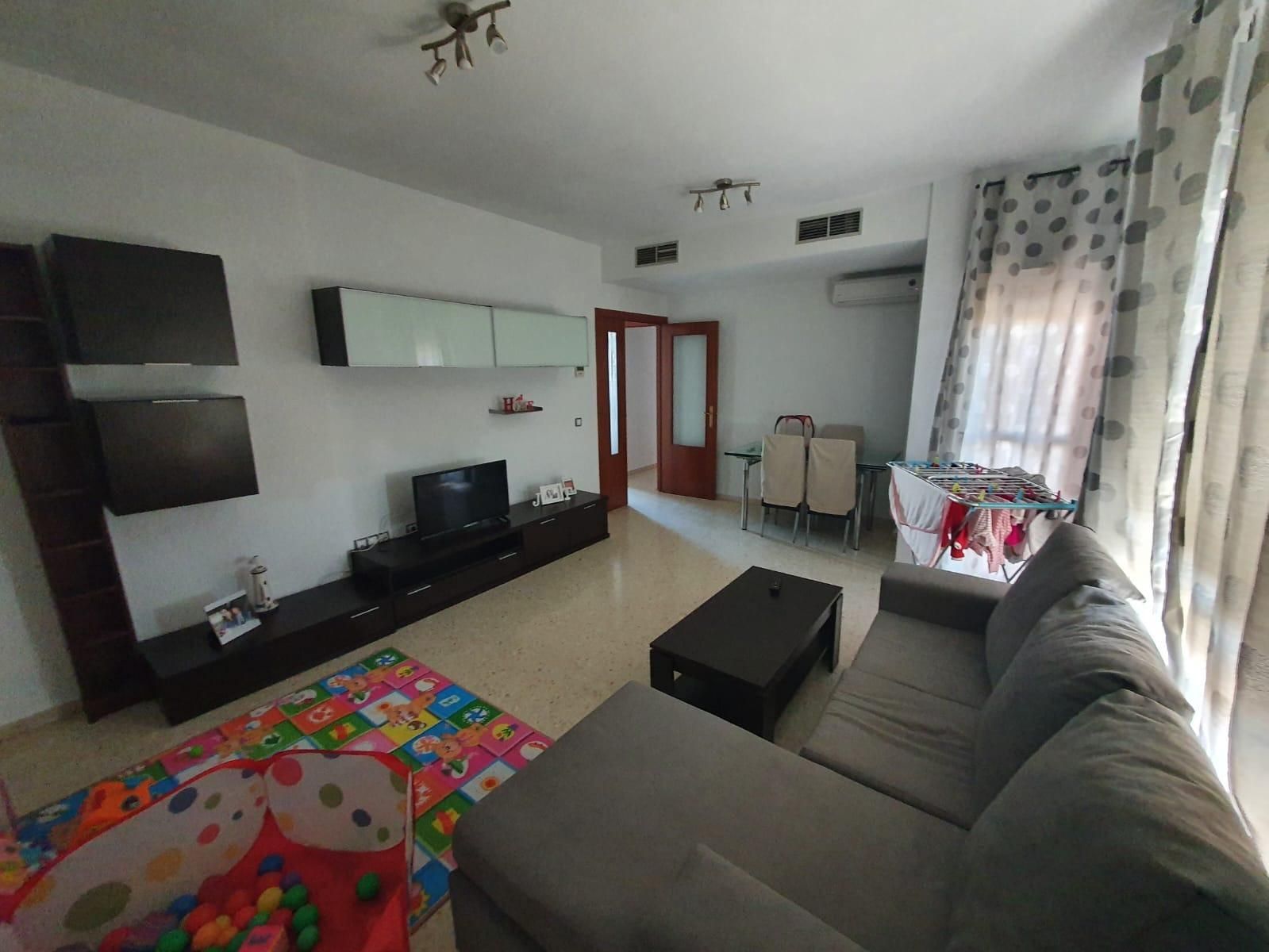 Living room of Flat for sale in  Sevilla Capital  with Air Conditioner, Terrace and Storage room