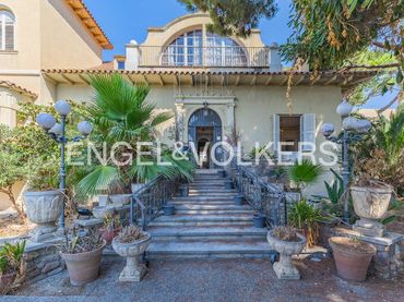 Casa con balcone in vendita a Centre