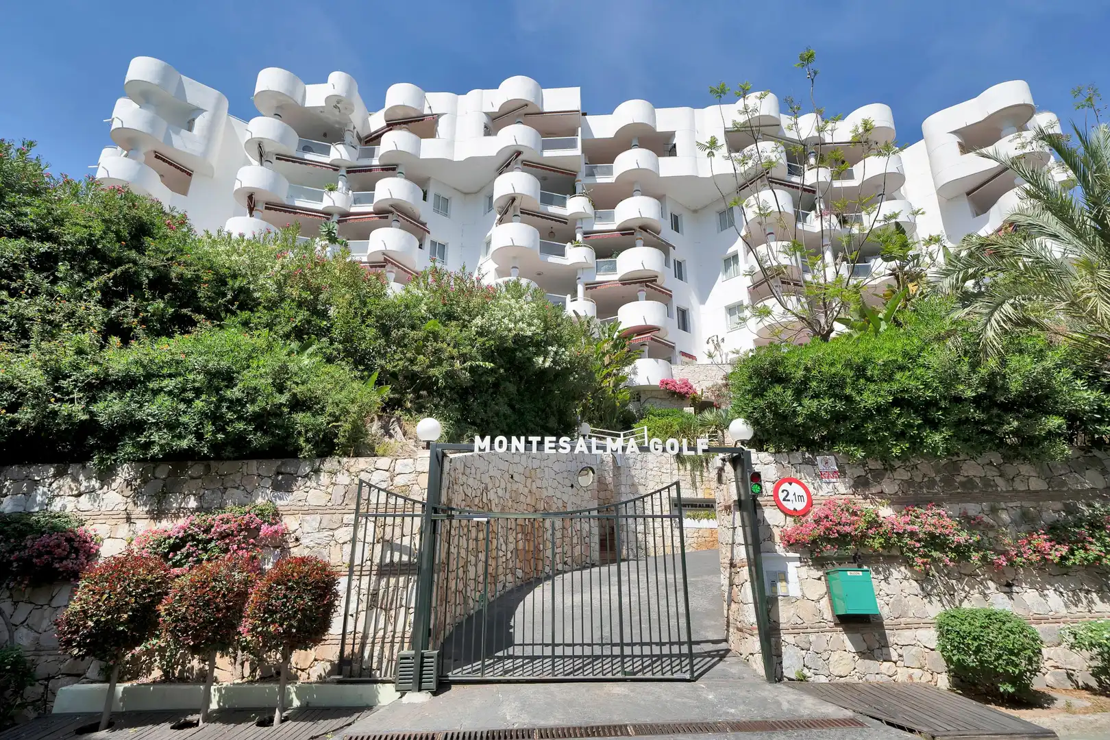 Vista exterior de Ático de alquiler en Marbella con Aire acondicionado, Calefacción y Jardín privado