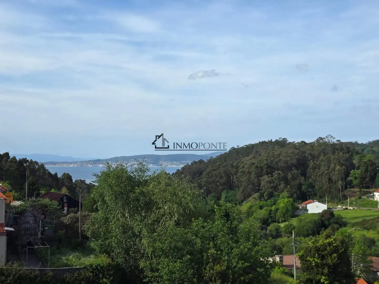 Vista exterior de Casa o xalet en venda en Bueu amb Calefacció, Traster i Moblat