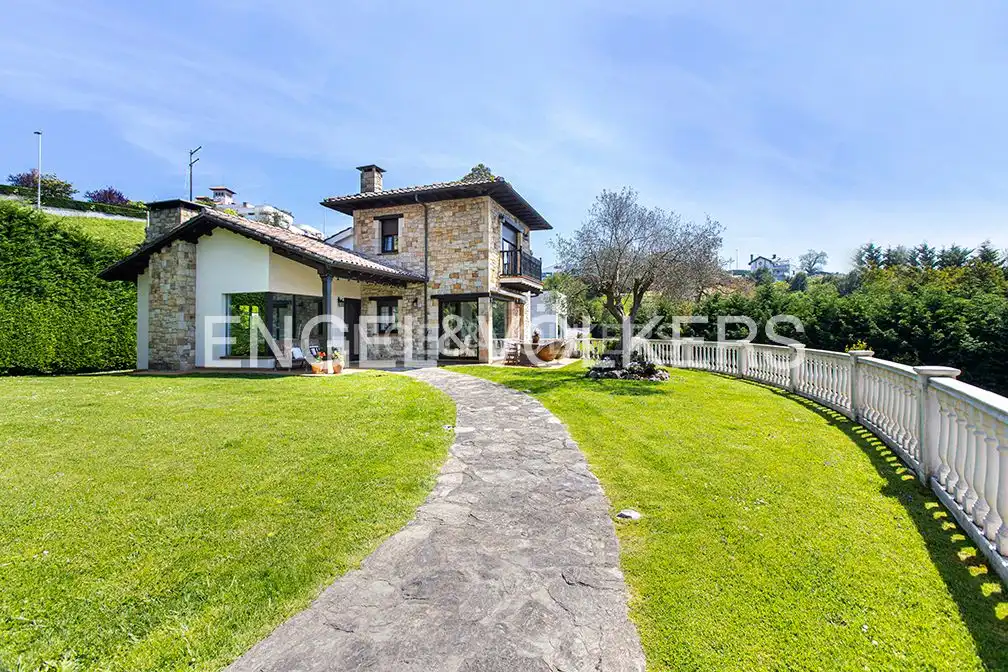 Vista exterior de Casa o chalet en venta en Gijón  con Calefacción, Jardín privado y Terraza