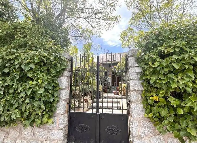 Casa amb jardí en venda a Avenida Olmos 4
