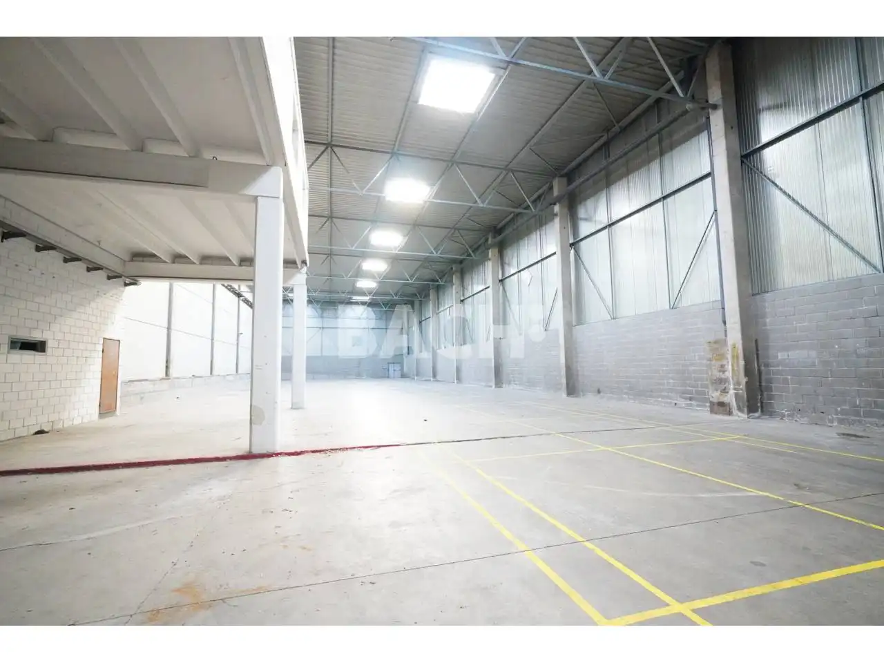 Industrial buildings for rent in Vic